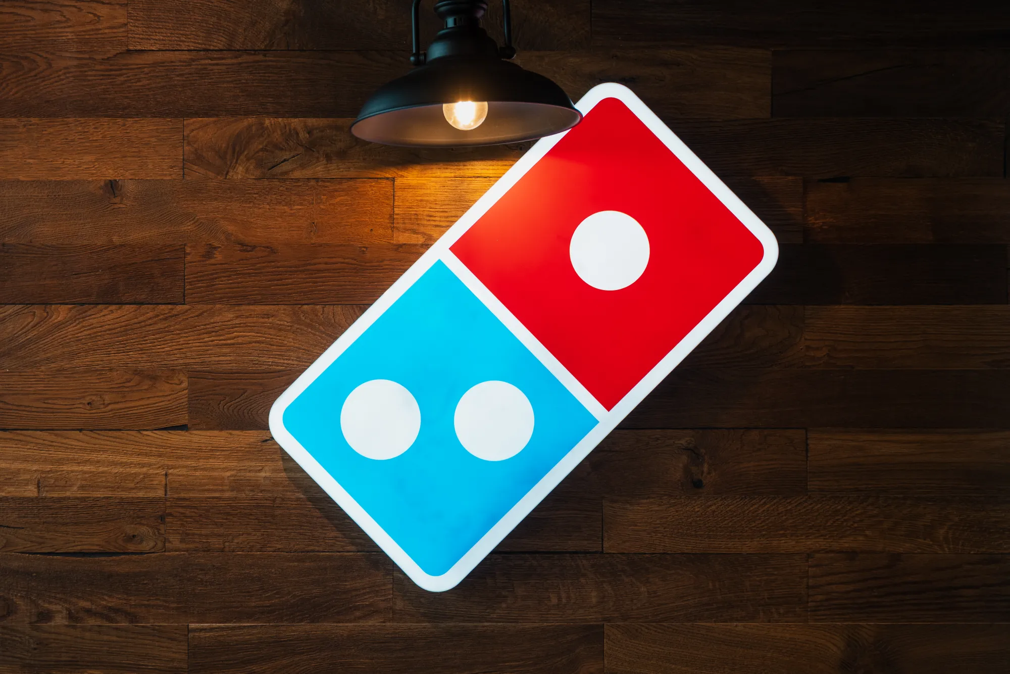 Logo Domino's na drewnianej okładzinie