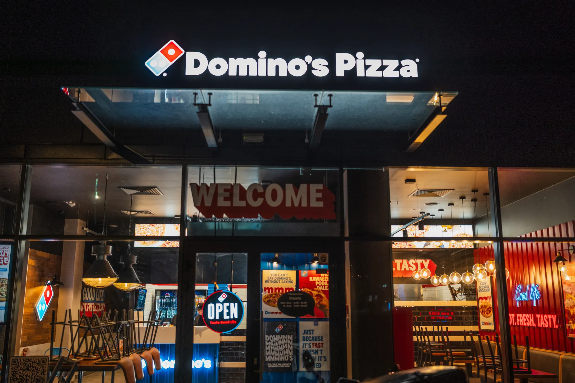 Fasada lokalu Domino's nocą