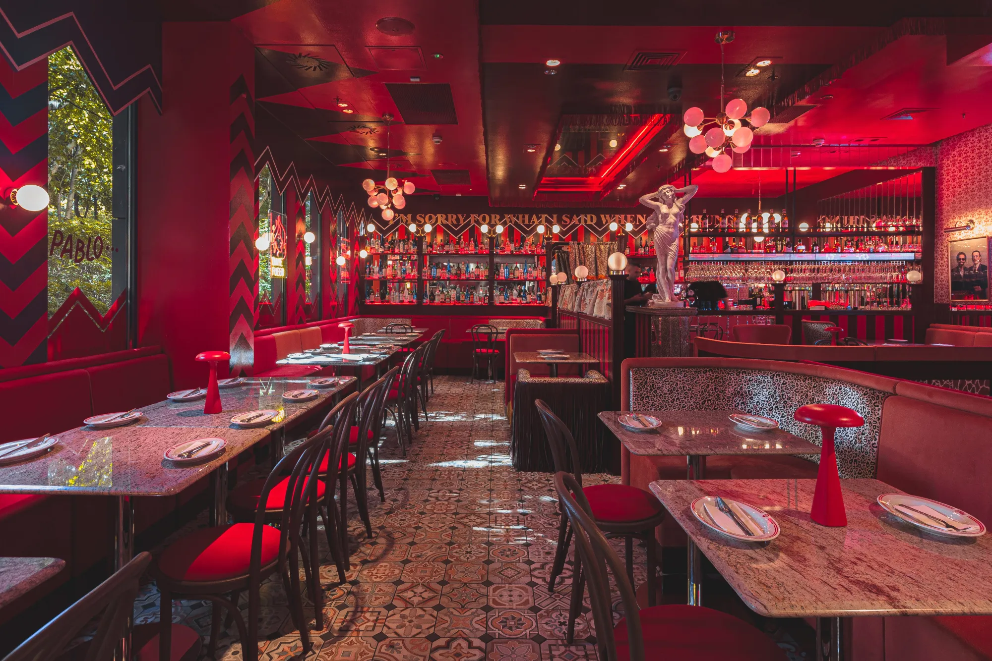 Widok sali Pablo Tapas z barem w tle