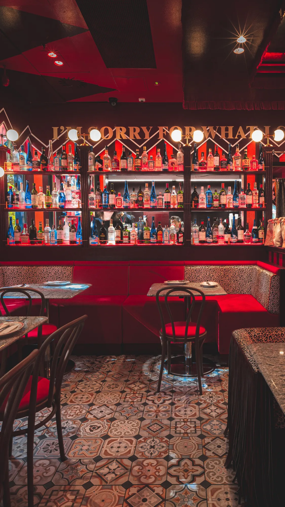Bar i stoliki z marmurowymi blatami