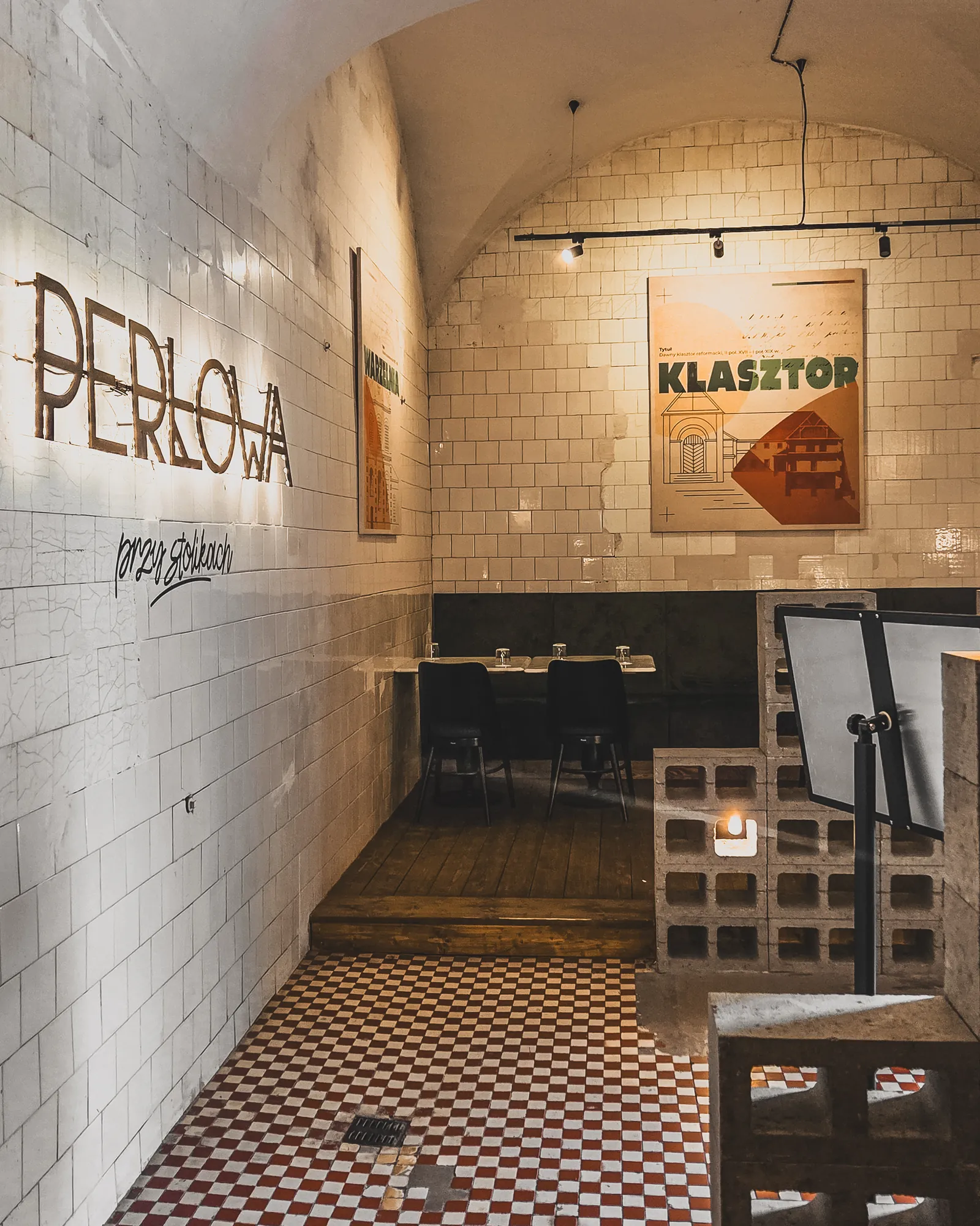Neon Perłowa w korytarzu z białą glazurą