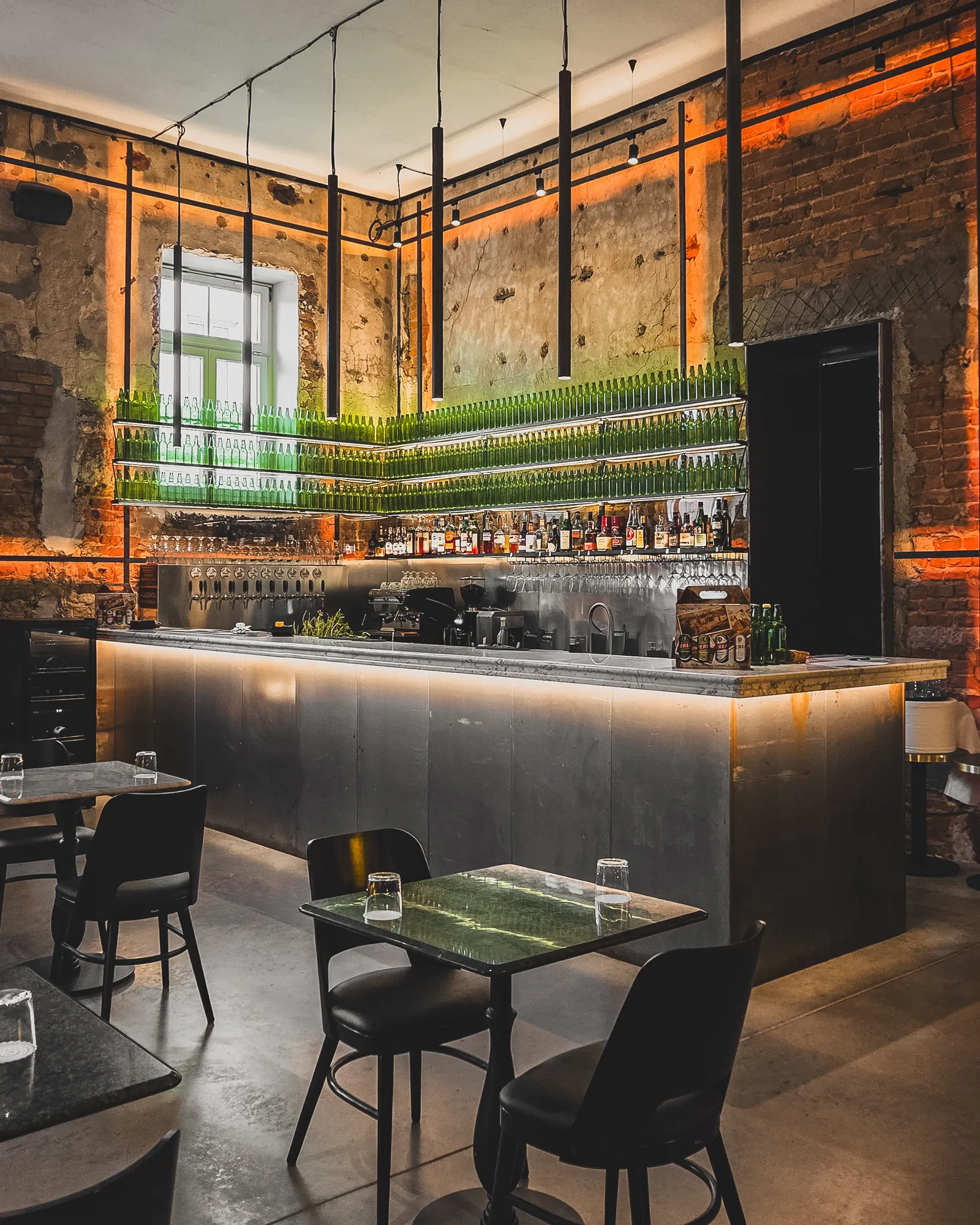 Bar z zieloną ekspozycją butelek